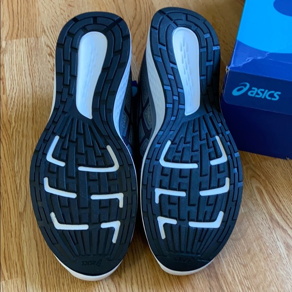 ASICS - Picture 3 of 4